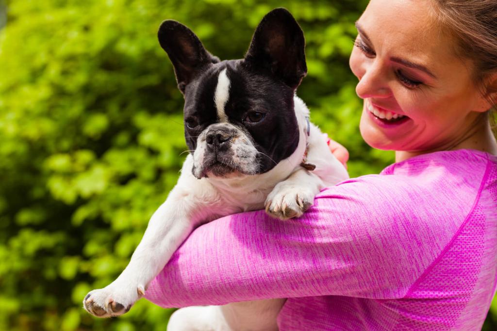 Frau mit französischer Bulldogge